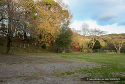 本丸跡と土塁 | 高解像度画像サイズ：5616 x 3744 pixels | 写真番号：1P3J6602 | 撮影：Canon EOS-1Ds Mark III