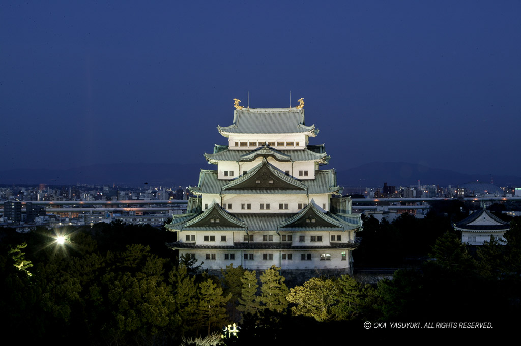 名古屋城天守のライトアップ