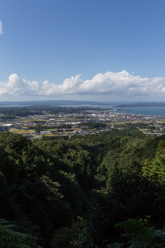 袴腰北側から七尾湾を望む