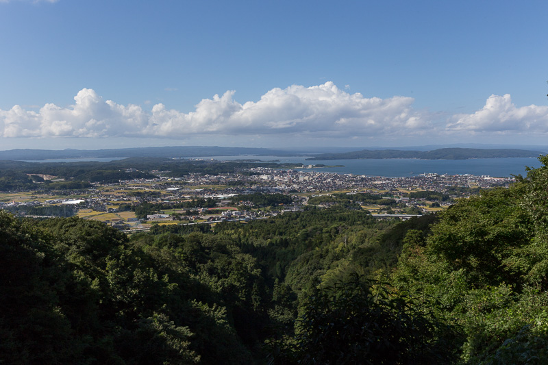 袴腰北側から七尾湾を望む