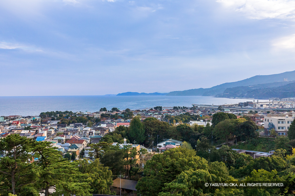小田原城天守から相模湾を望む