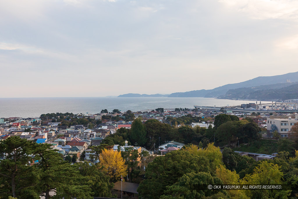 小田原城天守から相模湾を望む