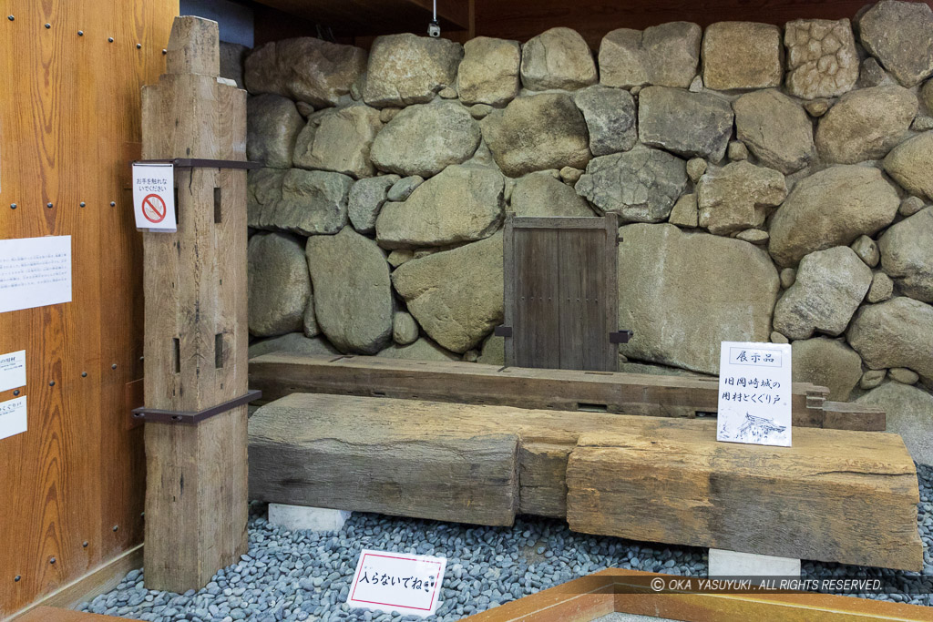 旧岡崎城の用材とくぐり戸
