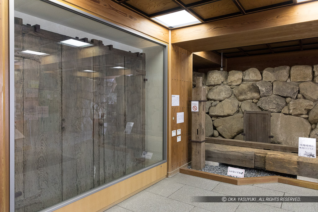 旧岡崎城の門扉・用材とくぐり戸