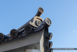 東隅櫓の軒瓦・立葵 | 高解像度画像サイズ:8192 x 5464 pixels | 写真番号:344A4395 | 撮影:Canon EOS R5
