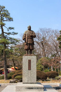 徳川家康・銅像｜高解像度画像サイズ：3328 x 4992 pixels｜写真番号：VJ7Z4202｜撮影：Canon EOS-1Ds Mark II