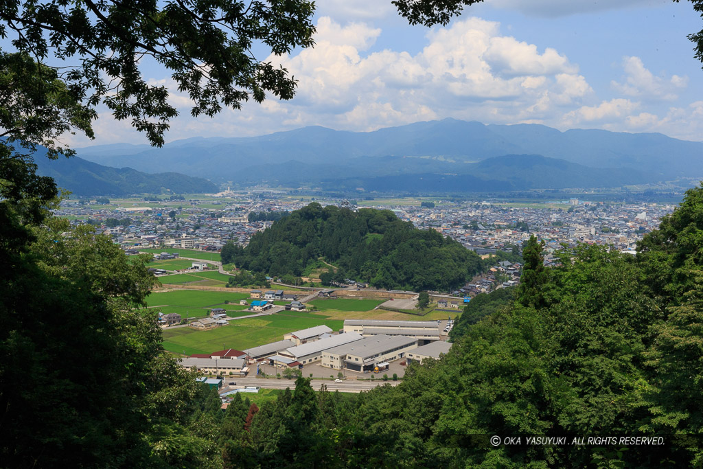 戌山城南出丸下から越前大野城を望む・夏