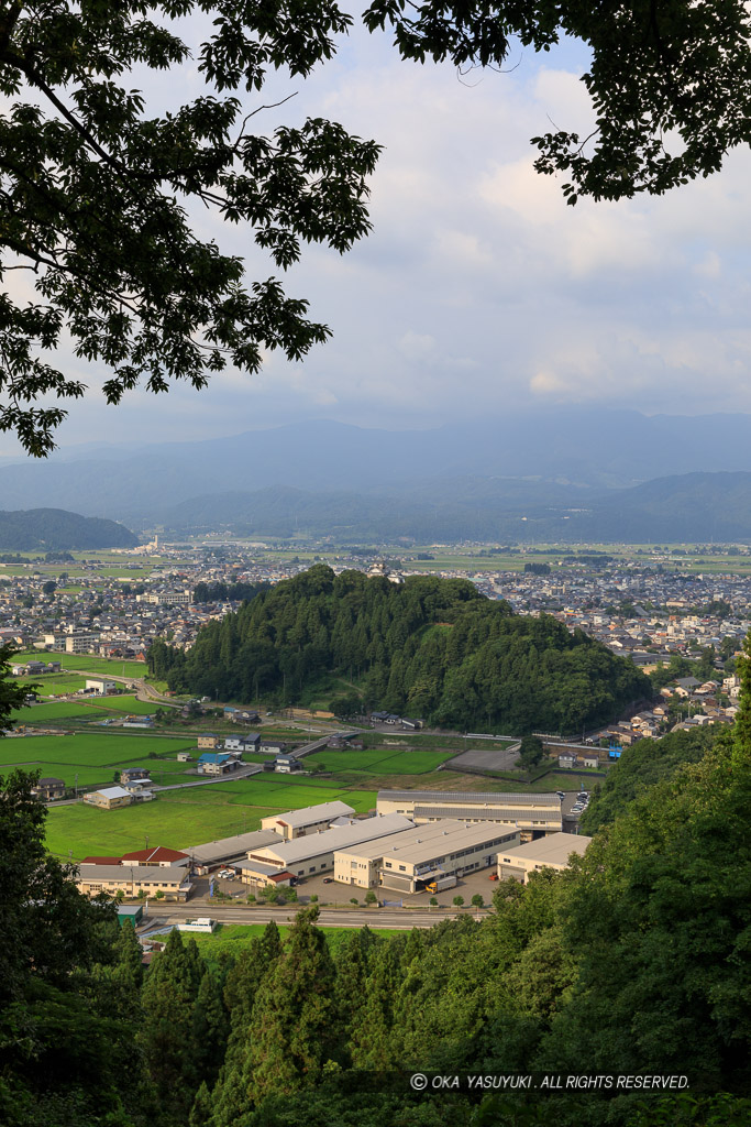 戌山城南出丸下から越前大野城を望む・夏