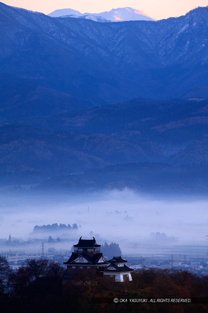 朝霧と越前大野城・白山