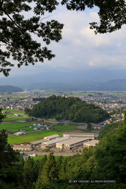 戌山城南出丸下から越前大野城を望む・夏｜高解像度画像サイズ：4480 x 6720 pixels｜写真番号：5D4A8680｜撮影：Canon EOS 5D Mark IV