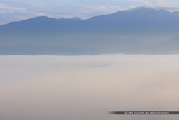 雲海に埋没する大野城｜高解像度画像サイズ：8688 x 5792 pixels｜写真番号：5DSA2266｜撮影：Canon EOS 5DS