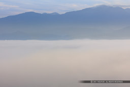 雲海に埋没する大野城｜高解像度画像サイズ：8688 x 5792 pixels｜写真番号：5DSA2266｜撮影：Canon EOS 5DS