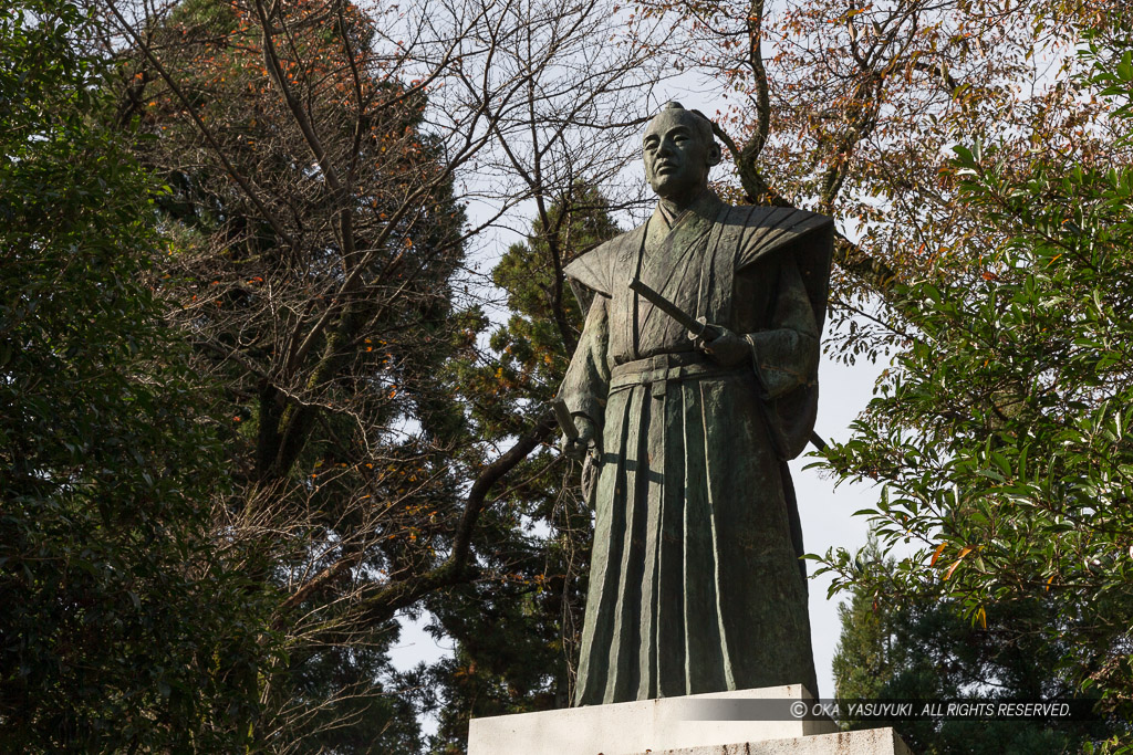 土居利忠銅像