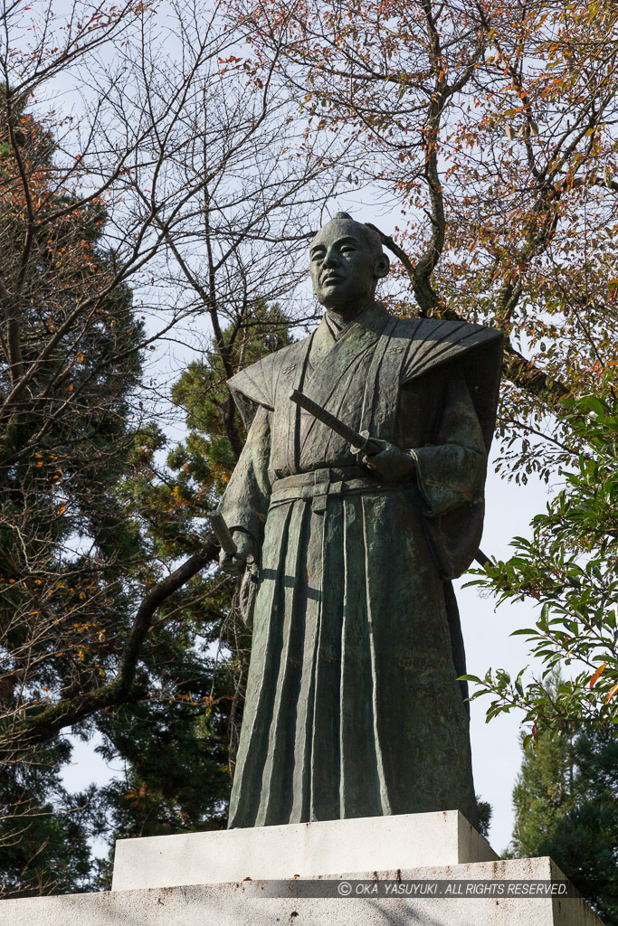 土居利忠銅像