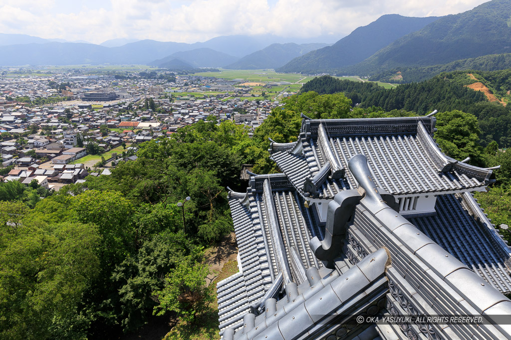 天守から天狗書院（城下は新しい町）