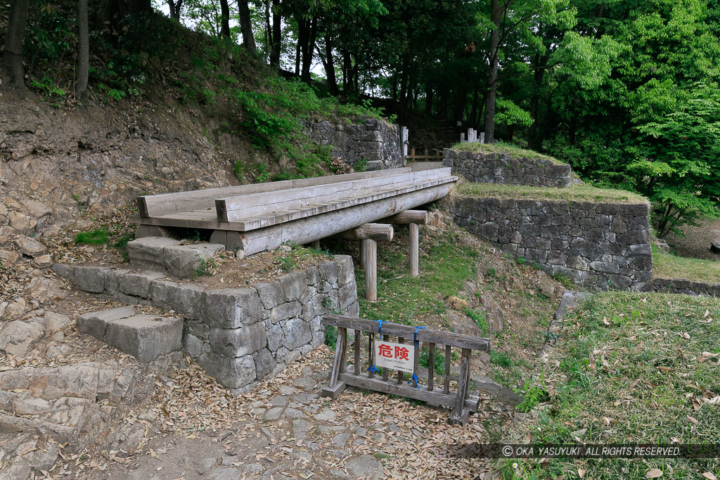 竪堀への通路