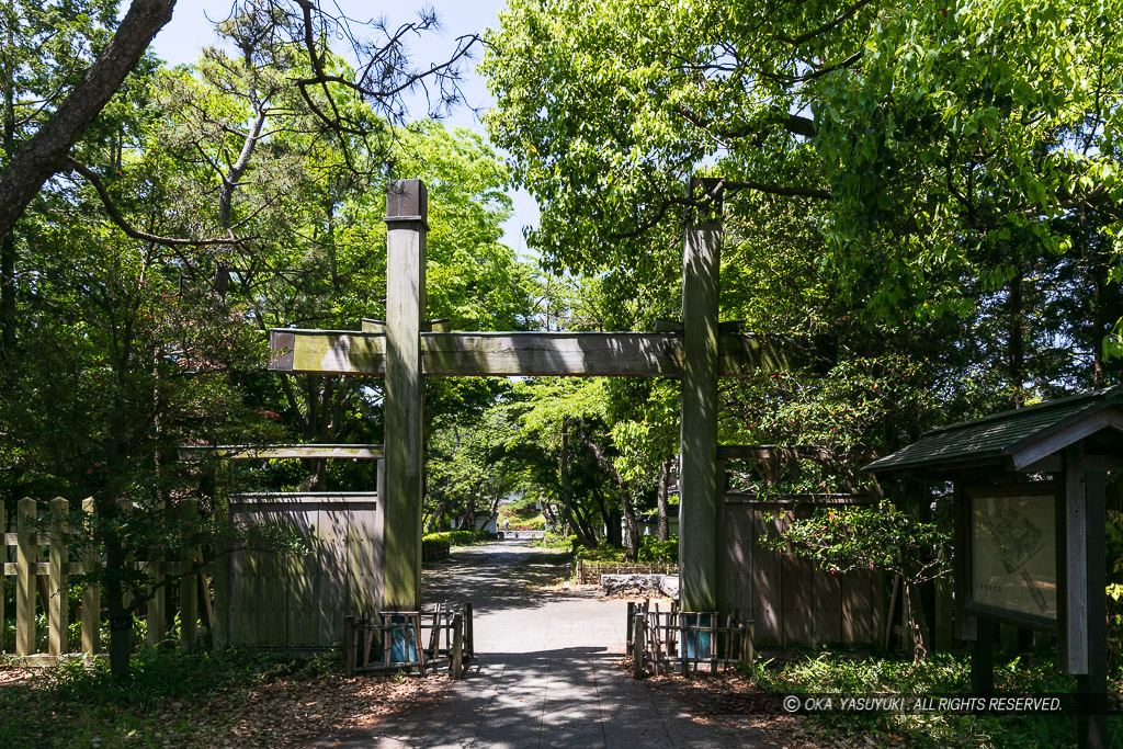 冠木門・東小路