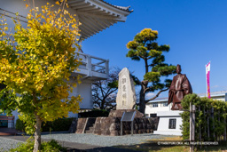 相良城址碑・田沼意次銅像 | 高解像度画像サイズ：7396 x 4933 pixels | 写真番号：6F1A5591 | 撮影：Canon EOS R5m2