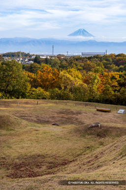 新府城と富士山・大手枡形と丸馬出 | 高解像度画像サイズ：5437 x 8151 pixels | 写真番号：6F1A5181 | 撮影：Canon EOS R5m2