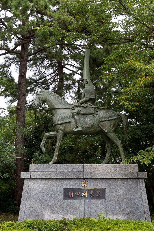 前田利長銅像