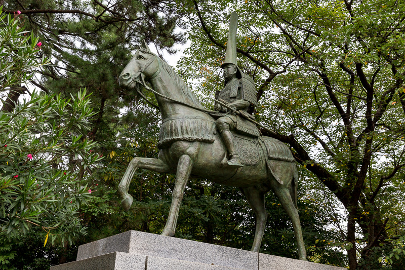 前田利長銅像