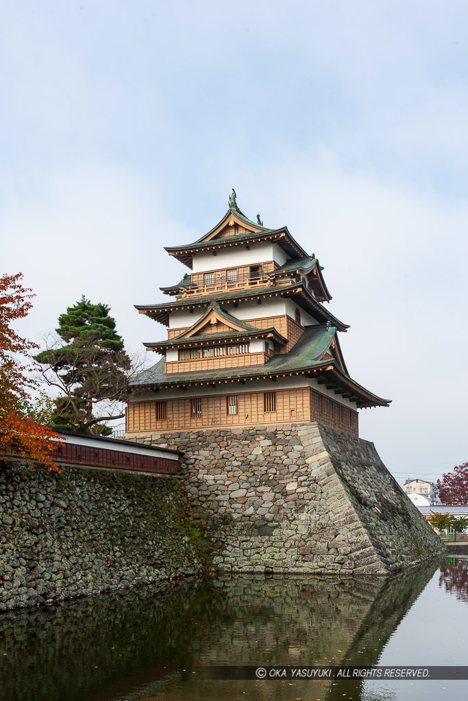 高島城天守と紅葉