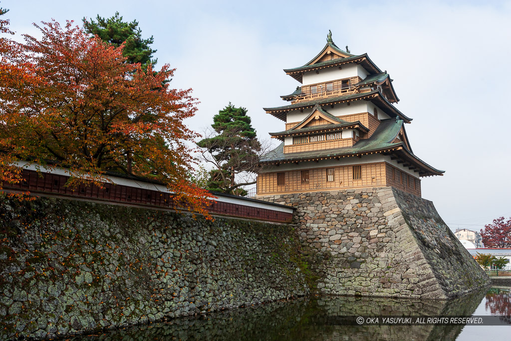 高島城天守と紅葉