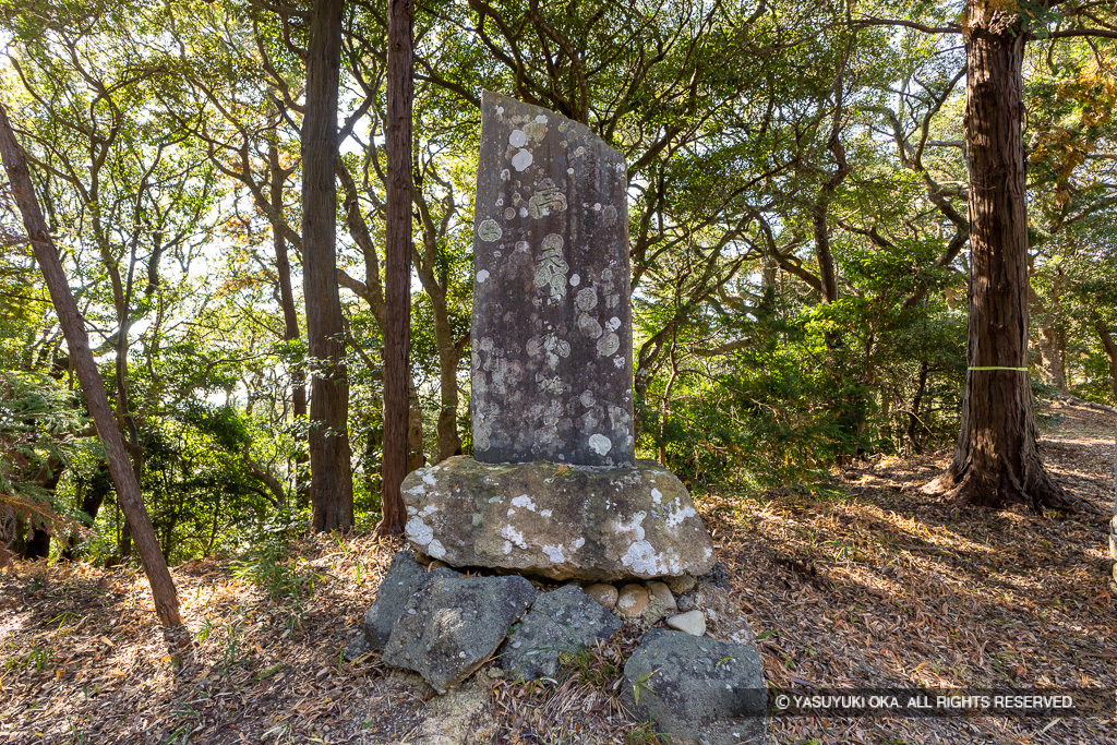 高天神城址石碑（加藤安吉氏顕彰）