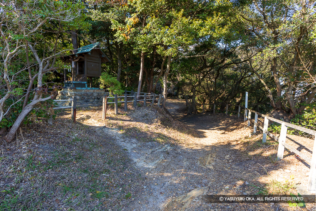 御前曲輪から本丸跡
