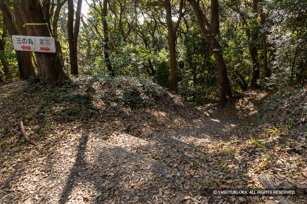 御前曲輪虎口跡