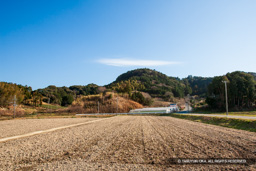 高天神城遠景 | 高解像度画像サイズ：4303 x 2869 pixels | 写真番号：VJ7Z2758 | 撮影：Canon EOS-1Ds Mark II