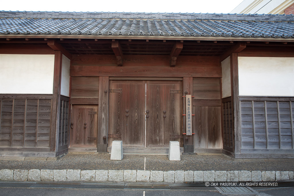 郁文館の正門