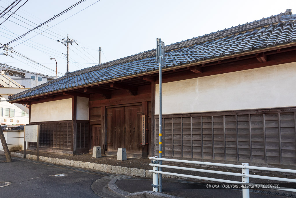 郁文館の正門