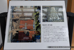 戦国時代の集石遺構・歴史解説板 | 高解像度画像サイズ：6386 x 4259 pixels | 写真番号：6F1A4845 | 撮影：Canon EOS R5m2