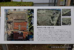 戦国時代の石積と屋敷の区画・歴史解説板 | 高解像度画像サイズ：7771 x 5183 pixels | 写真番号：6F1A4848 | 撮影：Canon EOS R5m2