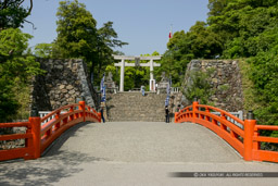 躑躅ヶ崎館・武田神社神橋｜高解像度画像サイズ：4992 x 3328 pixels｜写真番号：VJ7Z7605-Edit｜撮影：Canon EOS-1Ds Mark II