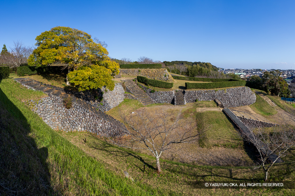 西の丸から見る本丸東曲輪