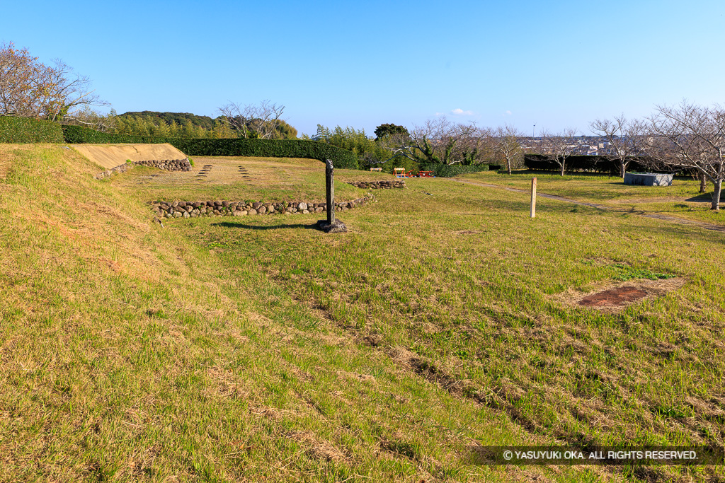 本丸土塁と天守台跡
