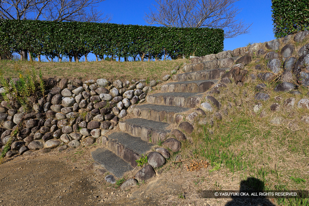 本丸南斜面中段の玉石垣・スロープ石垣