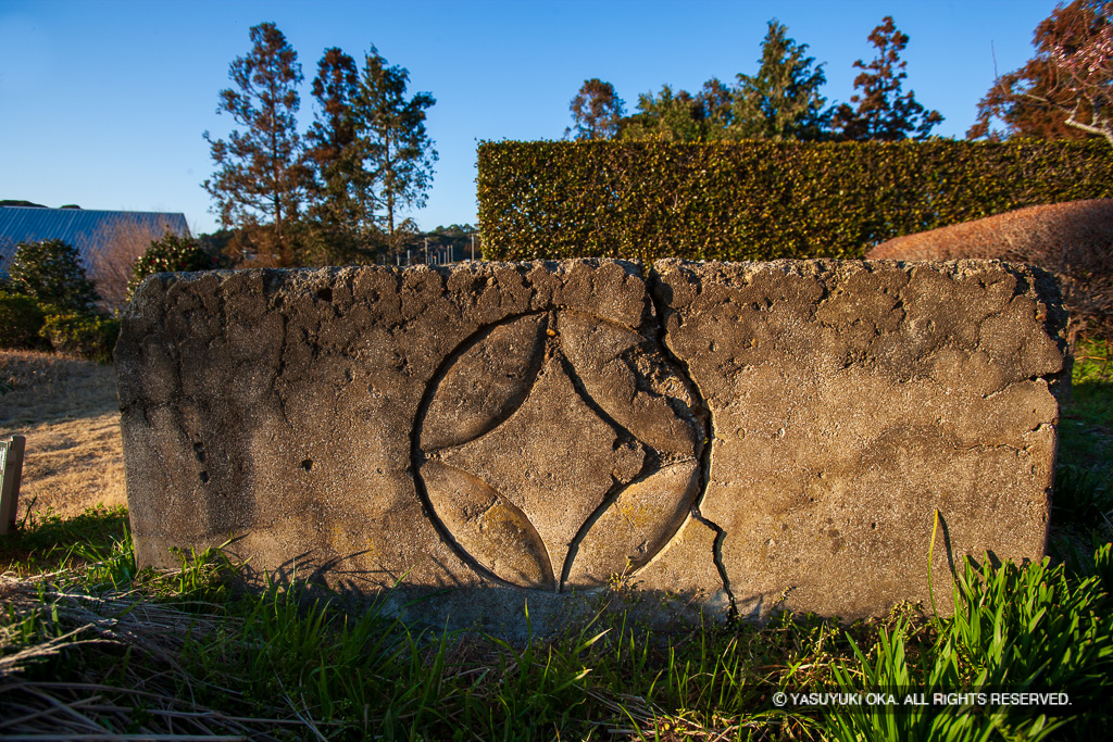 たたき製防火水槽・城主西尾氏の火消し紋・丸に七宝