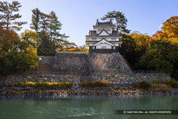 豊川ごしに見る吉田城鉄櫓 | 高解像度画像サイズ：7473 x 4984 pixels | 写真番号：6F1A5976 | 撮影：Canon EOS R5m2