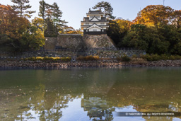 豊川ごしに見る吉田城鉄櫓 | 高解像度画像サイズ：7409 x 4941 pixels | 写真番号：6F1A5982 | 撮影：Canon EOS R5m2