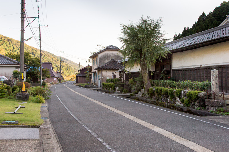 柳ヶ瀬関所関守の長屋門・明治天皇柳ケ瀬行在所石碑