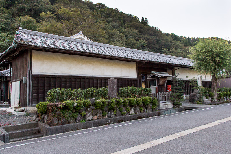 柳ヶ瀬関所関守の長屋門・明治天皇柳ケ瀬行在所石碑