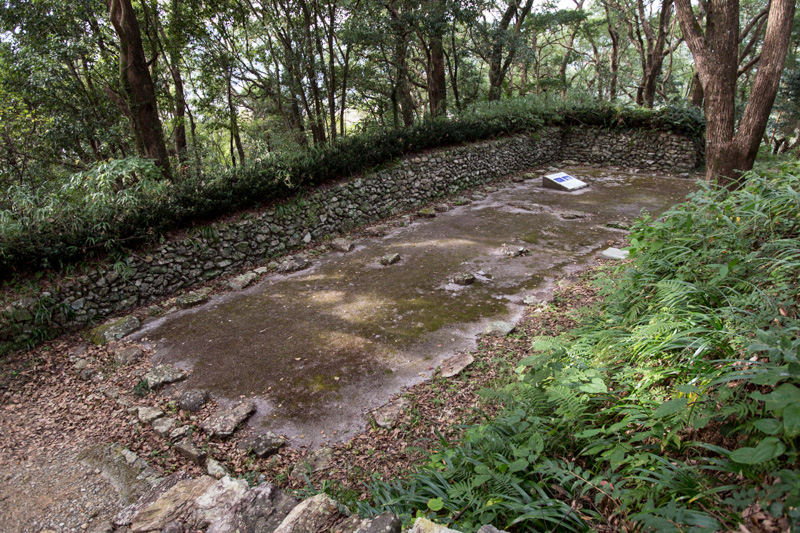 岡豊城三ノ段・土塁・石垣