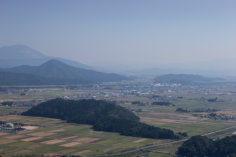 賤ヶ岳から小谷城と虎御前山を望む