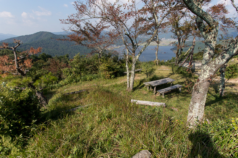 賤ヶ岳砦から余呉湖を望む