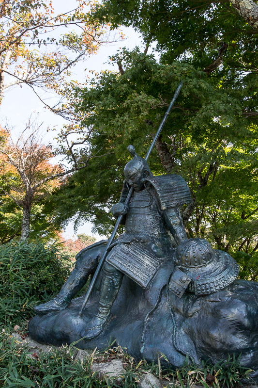 賤ヶ岳銅像・武者の像