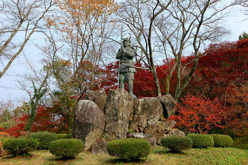 山中鹿之助幸盛銅像・月山富田城