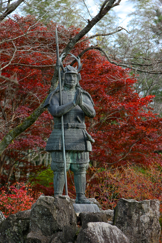 山中鹿之助幸盛銅像・月山富田城